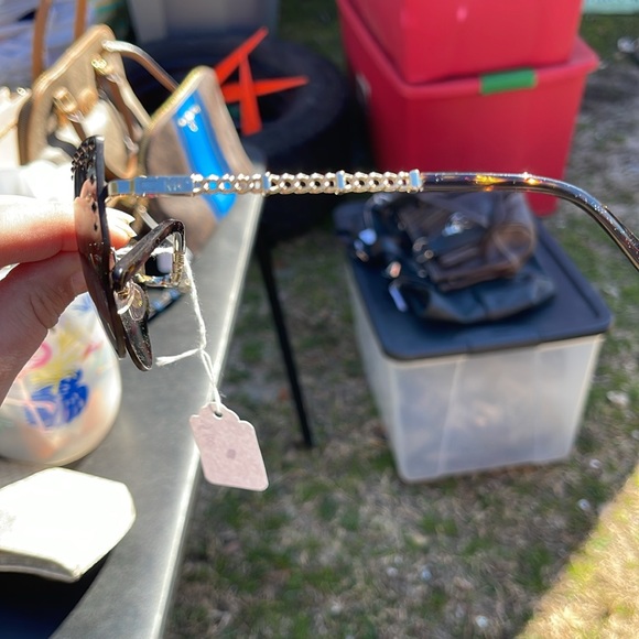 Mk sunglasses has a lil mark on the case but other then that perfect - Picture 3 of 4